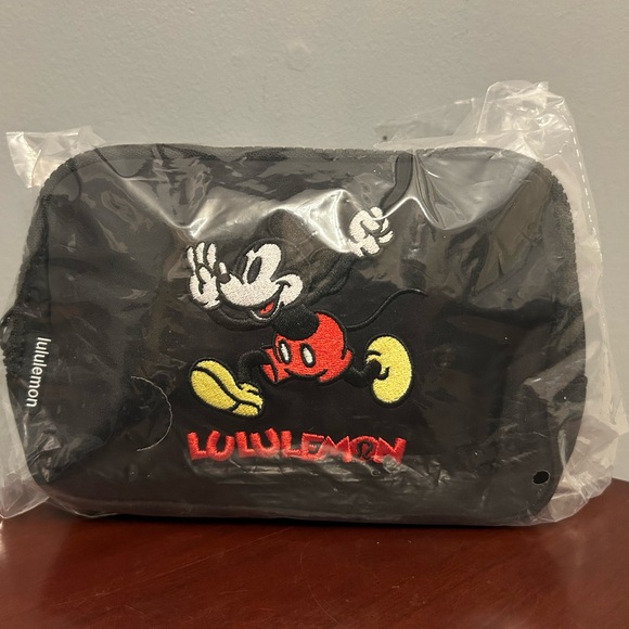 Disney x Lululemon Everywhere Belt Bag Long Strap 1L Mickey in Motion BNWT - Picture 4 of 7